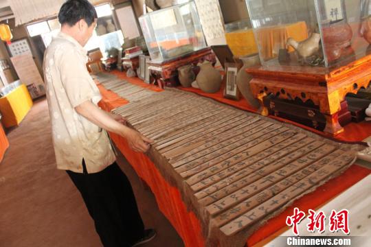 古色古香的展厅里,处处都摆放着汉简的临摹复制作品,其中大部分临摹自敦煌悬泉置、玉门关、马圈湾烽燧遗址出土的简牍。 徐雪 摄