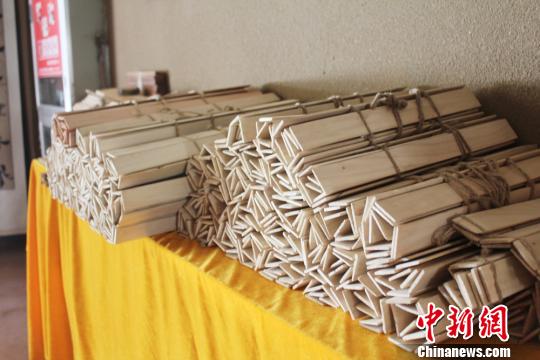 图为手工制作的简牍。 徐雪 摄