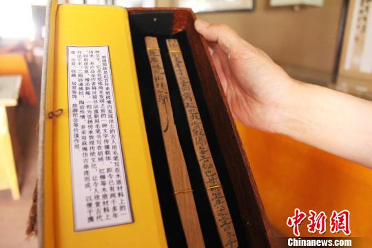 图为傅有宏捡拾的汉简。 徐雪 摄