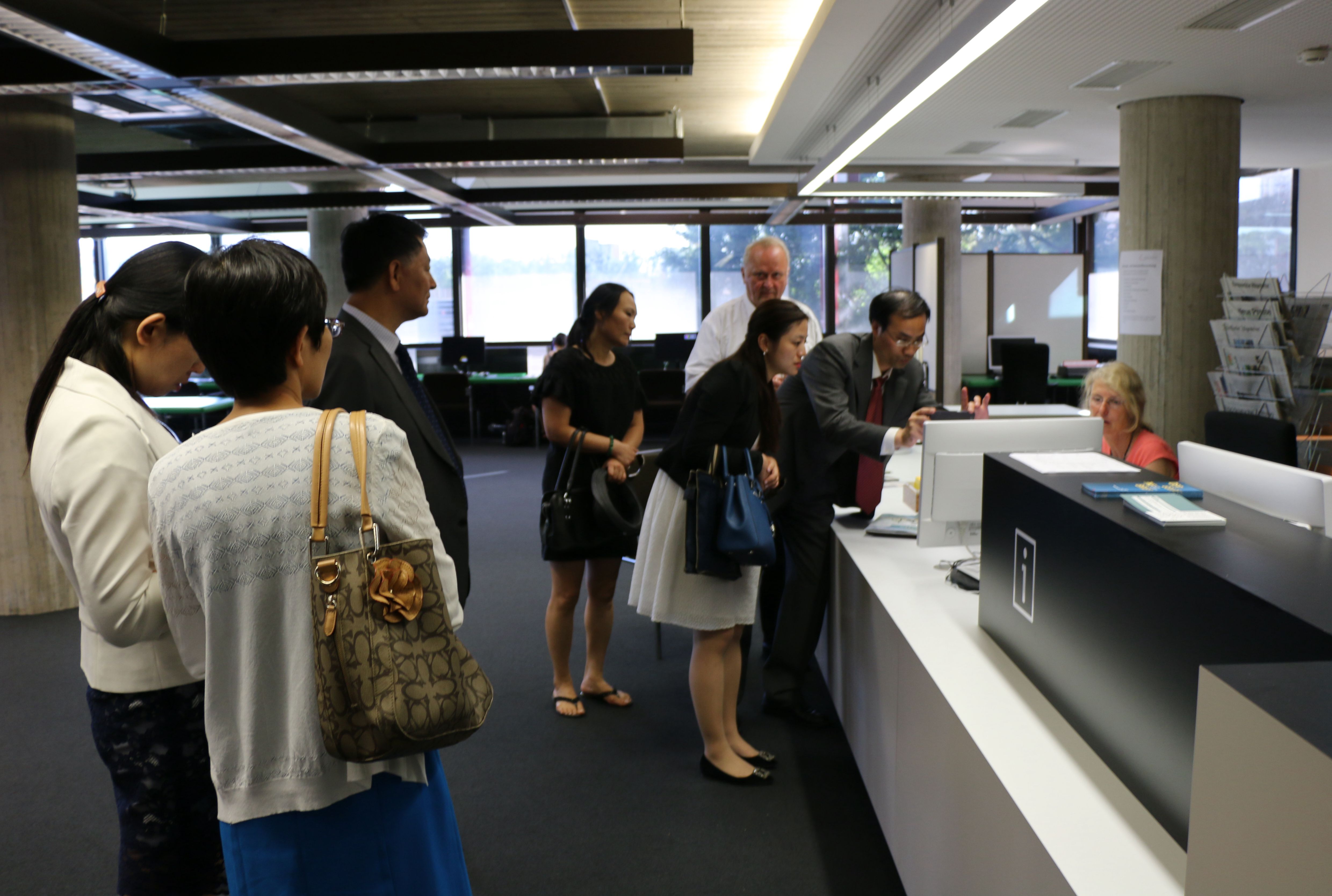 学术交流团在下萨克森州立图书馆开展学术交流,图书馆业务人员代为检索相关中文图书收藏信息