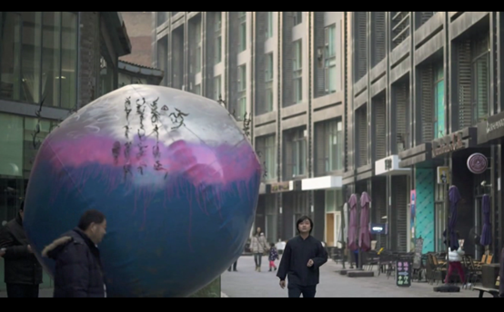 法国上映《中国蓝》:画家钟德以乡愁与海水创造的蓝色水墨家园