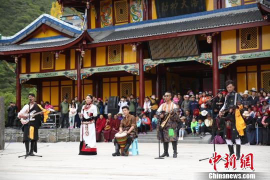 本次庙会加入了民谣弹唱的亮点元素，与民族文化相互融合，让游客体验到了不一样的“诗和远方”。　钟欣 摄