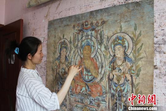 女画师临摹敦煌壁画十五载：每一块剥落都是历史
