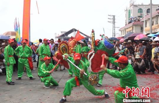 资料图：广东茂名当地民俗表演