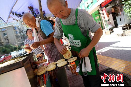 西安街头手工“土月饼”热销“原乡味”成卖点
