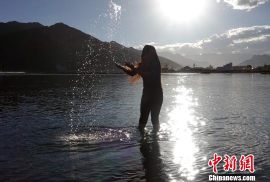 按照藏历气象学的说法,初秋水质最好——甘、凉、软、轻、清、不臭、不损喉、不伤腹。 孙翔 摄
