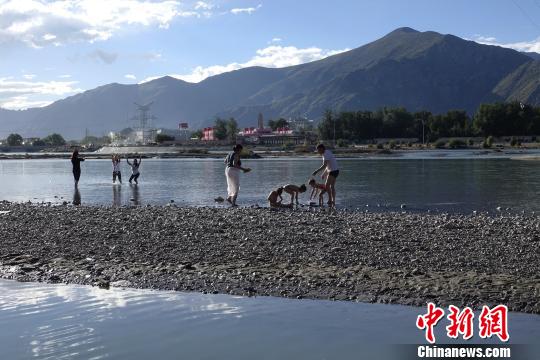 9月9日至15日,西藏民众迎来一年一度的“沐浴节”。 孙翔 摄