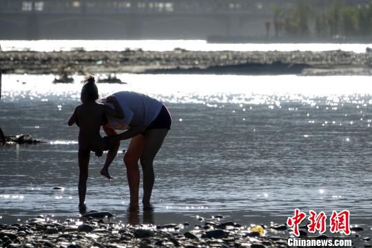 沐浴节每年藏历七月举行,为期7天,这项习俗已经延续了800多年。 孙翔 摄