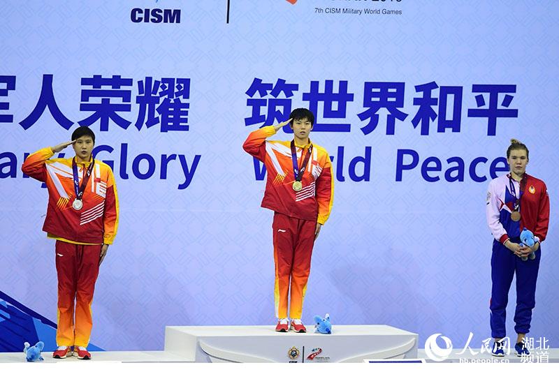 获得冠军的中国选手杨浚瑄(中)与获得亚军的中国选手王简嘉禾(左)和获得季军的俄罗斯选手GUZHENKOVA ANASTASIA在颁奖台上。